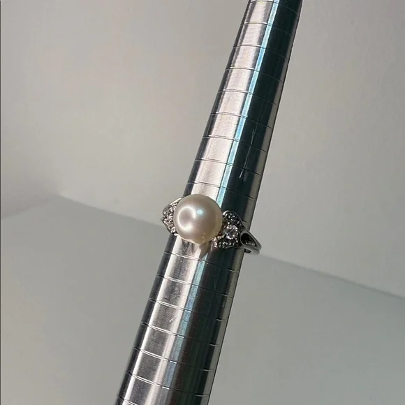 Avon Sterling Silver Pearl Ring - with original box (2011) size 6 - Picture 4 of 4